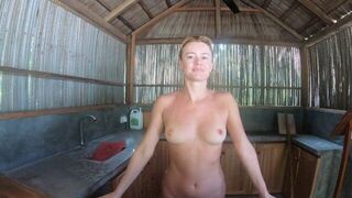 Naked girl came to an abandoned bar - porn video