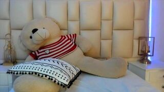 Beautiful Colombian with a pretty face behaves like a slut in a private show - porn video